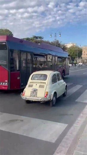 【イタリアの、いつもの景色。】 イタリアの現地スタッフが撮影したチンクエチェントのある日常風景 #fiat500 #フィアット500 #チンクエチェント博物館