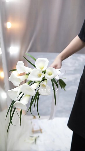 HA025- Bó hoa cưới calla trắng basic, lá cỏ lan chi #annievy #hoacuoidepannievy #hoacamtaycodau #hoanhap #callatrang ----------- ANNIE VY FLOWER - Website: https://annievyflower.com - Address: 163/14/3 Tô Hiến Thành, Phường Hòa Hưng, HCM | Hoa Cưới Đẹp Annie Vy