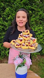 Pandișpan cu cireșe ca la mama acasă, pufos și super delicios! 🥰🥰 Ingrediente: 🥚 8 ouă 🍚 8 linguri făină 🍚 8 linguri zahăr 🍋 Coaja de la 1 lămâie 🍃 1 linguriță esență de vanilie marca Anyta Cooking 🫙 5 linguri ulei de floarea soarelui 🧂 Un vârf de cuțit de sare Tava de copt antiaderentă Rose Gold, dimensiuni: 34.7 x 24.5 x 5.5 cm care o puteti achizitiona din magazinul meu online sunand la 0364881182 | Anyta Cooking