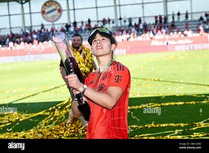 Munich, Germany. 11th May, 2025. Soccer, Women, Bundesliga, Bayern Munich - SGS Essen, Matchday 22, FC Bayern Campus. Munich's Lena Oberdorf stands on the pitch with a T-shirt cannon. Credit: Harry Langer/dpa - IMPORTANT NOTE: In accordance with the regulations of the DFL German Football League and the DFB German Football Association, it is prohibited to utilize or have utilized photographs taken in the stadium and/or of the match in the form of sequential images and/or video-like photo series./