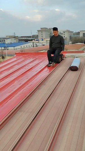 Steel roof waterproofing colored membrane laying process- Good tools can increase work efficiency | Craftsman Vision