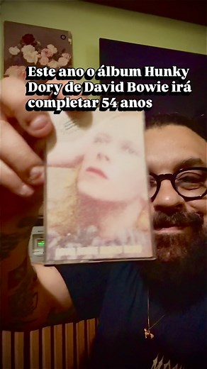 15 reactions | ✨ Este ano, Hunky Dory completa 54 anos. Conheci esse...