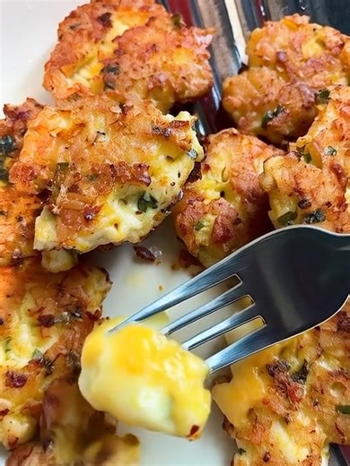 🍗 Crispy Chicken Fritters 🧀✨ Tender, juicy, and packed with cheesy flavor — these golden fritters are a family favorite! Crunchy on the outside and soft inside, they’re perfect for dinner, snacks, or parties. 😋 💬 Get the Full Recipe 👇 (check c.o.m.m.e.n.t) 📌 Hashtags: #ChickenFritters #CrispyChicken #CheesyBites #FamilyFavorite #EasyDinner #TastyToobo #ChristmasYummyTable | Christmas Home Recipes