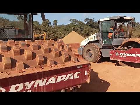 aprenda como operar um rolo compactador da DYNAPAC essa aula prática de dois rolos assistir o vídeo