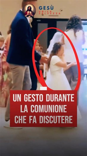 Un gesto durante la Comunione che fa discutere #eucaristia #comunione #ostia
