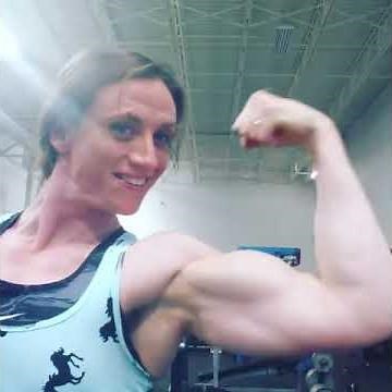 Amazon FBB Carrie Lynn Rapp Biceps Flexing