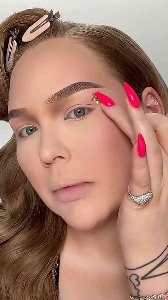 Using Stickers as Makeup Stencils｜NikkieTutorials