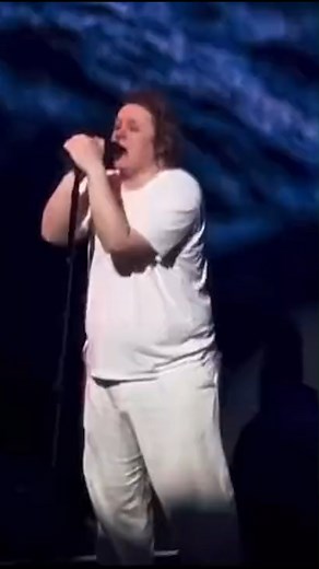 Lewis Capaldi sufre un brote del síndrome de Tourette en pleno concierto y recibe la ayuda del público El cantante comunicó su enfermedad el pasado año para terminar con los rumores que le acusaban de drogarse antes de los conciertos | El Español
