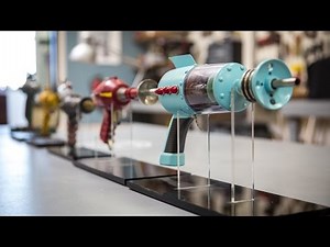 Adam Savage kollar på sci-fi-vapen. Massa kopior från sci-fi-rullar från förr.