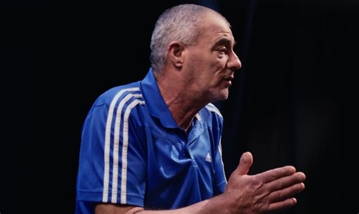 AAA RAGAZZI, AIUTIAMO TONINO. E' UNO DEGLI ALLENATORI DELLE SQUADRE DI CALCIO DELLO SPARTAK SAN GENNARO. STANOTTE LA SUA CASA E' ANDATA A FUOCO. VIENE AD ALLENARE A TITOLO GRATUITO DA ANNI, SOLO PER DARE UNA MANO AI RAGAZZI. OGGI HA BISOGNO DI TUTTI NOI. VE LO PRESENTO CON UNA CLIP TRATTA DAL CORTO CHE FECI SULLO SPARTAK. E' UN PERSONAGGIO INCREDIBILE DAL CUORE GRANDE. Alle 5.30 di questa mattina la casa di Tonino ai Quartieri Spagnoli è andata a fuoco. Solo l’intervento del cane Rocky ha permes