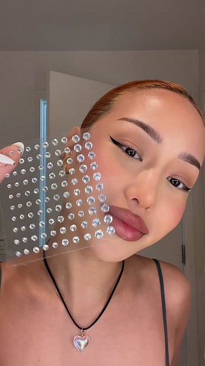 Trying face gems ✨💎 #makeup #beautytok #diamonds #foryou | face gems