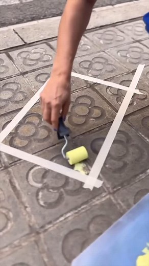 designboom magazine on Instagram: "@raubdruckerinberlin unveils their latest design featuring #barcelona’s iconic pavement pattern, flor de barcelona 🌼 the floral symbol seen all over the city now turns into a wearable piece of urban art #designboom #flordebarcelona #urbanart"