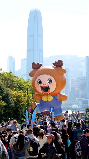 Who's your favourite balloon character?🎈✨ Hong Kong’s first-ever large-scale character helium balloon parade provided a fun-filled finale to "Merry Balloon Hong Kong" at the West Kowloon Cultural District (Jan 11). Nearly 20 popular local and international IP characters as helium balloons paraded along the Victoria Harbour waterfront between the Hong Kong Palace Museum and M , drawing over 10,000 enthusiastic spectators to enjoy a blend of art, tourism and entertainment in the city. Take a look