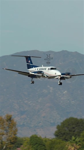 Beech King Air 300 | N300CW | Landing at Van Nuys Airport #propplane #propeller #generalaviation #aviation #beechcraft | Propeller Time