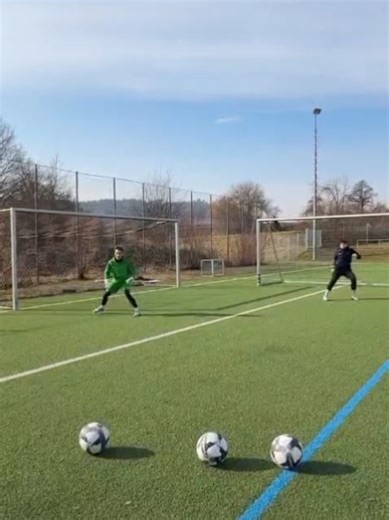 Exercise with two goals ⚽️🧤 We had a great session with @Gino | GK Content 🧤 🫱🏻‍🫲🏼 #Goalkeeping #goalkeeper #goalkeepertraining #Torwarttraining