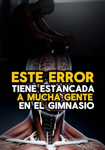 ESTE ERROR TIENE ESTANCADA A MUCHÍSIMA GENTE EN EL GIMNASIO 🚨🏋️‍♂️🔥 Durante años yo también estuve del otro lado… 💉⚠️ Usé farmacología. Competí. Viví esa fisiología desde adentro. 🧬💪 Por eso, cuando veo a ciertos influencers vendiéndole a un natural rutinas de 25, 30 o más series por músculo 😵‍💫📋, entrenamientos de dos horas ⏱️, seis ejercicios por grupo muscular 🏋️‍♂️ y frecuencia casi diaria… yo sé exactamente lo que está pasando. 👀🔥 Y lo peor no es que usen farmacología. 💉 Lo peo