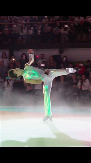 Donovan Carrillo gives fans the luchador treatment in Mexico's first national skating tour. 🇲🇽⛸️