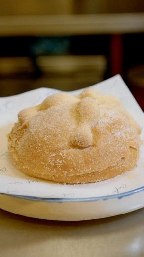Sabemos que Día de Muertos ya pasó… pero en Café Simi decidimos que el antojo no tiene fecha en el calendario. 😏 Por eso, nuestro Pan de Muerto relleno de helado Pumpkin Spice seguirá vivo (literal) todo noviembre. Porque algunas tradiciones deberían quedarse… y otras deberían volver del más allá una y otra vez 👻✨ Ven por el tuyo y atrévete a celebrar noviembre como si fuera 2 de noviembre… pero con mucho más estilo y muchísimo más helado.🍨 | Café Simi