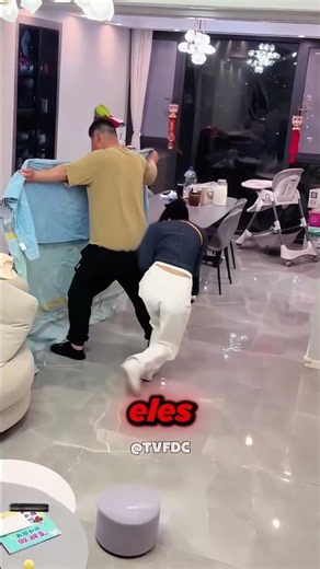 Parents tried to sneak away from their daughter… but she found them 😂👧
