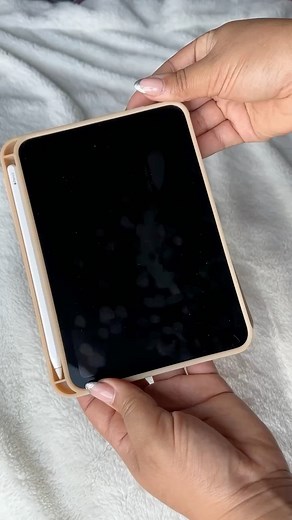 341K views · 4.1K reactions | Install a screen protector on my iPad mini with me ️✍懶 find  in the comments | queencarlene | Facebook