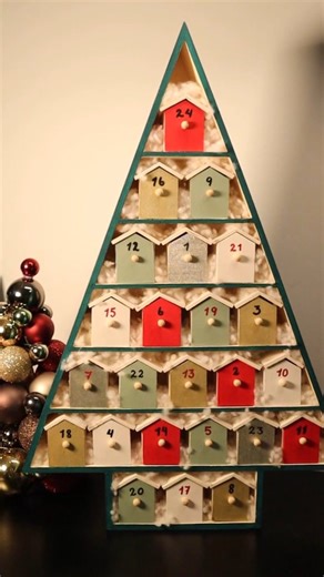 Rosalie Taillefer-Simard on Instagram: "J'ai eu du plaisir à faire un calendrier de l'avent pour le mois de décembre. 🌲🌲🎁 Si vous avez un calendrier j'aimerais le voir dans les commentaires! 😉🤗 Matériaux de @colorantic : https://colorantic.com/magasinez/ ✨✨ Code promo pour obtenir 10% de rabais sur tout: rosaliets10 (Produits utilisés dans la vidéo: Peinture, pinceaux, cire d'abeille naturelle (finition) et les chandelles.) La peinture Colorantic adhère super bien aux surfaces en bois. Merc