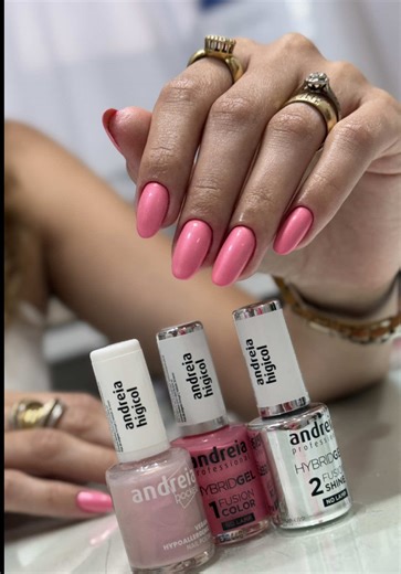 Carnaval pede ousadia, né? 💅✨ Vamos fazer uma unha diferente? Unha de Barbie no carnaval pode? LÓGICO que pode! 💖🎭 Hoje eu trouxe essa inspiração pra você arrasar no close-up, porque no carnaval tudo é brilho, cor e atitude! Você não tá entendendo… usei: ✨ H23 da coleção Hibrid Gel ✨ Cor 39 da linha Hypoallergenic ✨ Fusion Shine, nosso top coat queridinho @andreiahigicol 💎 Me conta aqui nos comentários: você usaria essa unha no carnaval? 👇💖 #unhadecarnaval #carnaval2026 #unhascriativas #un