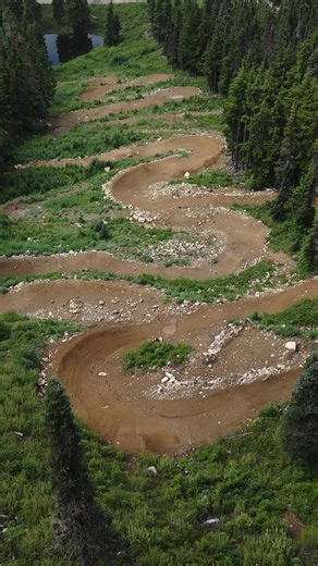 Cooler weather and a kiss of rain are just what the doctor ordered to pull in some moisture again for the Bike Park. The forecast has mixed weather, so be prepared for changing conditions across the mountain. Ride safe and have fun out there! 🚴‍♂️🌲 | Mount Washington Alpine Resort