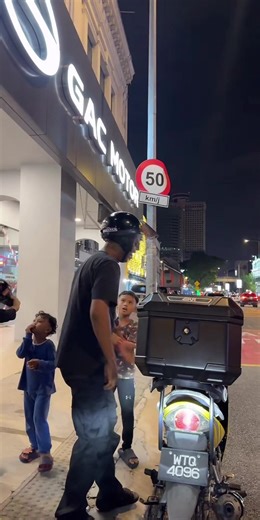 Cube kita bayangkan satu family dudok tepi jalan tunggu bantuan motor rosak tepi jalan dalam pukol 11malam.. Selalu nya depan MARA KL jumaat malam Sabtu sahaje, kalau ade motor rosak aku suruh dia datang tolak dekat aku di MARA KL, tapi abg ni call dia cakap dgn aku.. Abg: Assalamualaikum abg, motor saya rantai sangkut dah tak boleh nak jalan, selamat la tadi blkg takde kerata, kalau tak abis saya satu familiy..abg blh tolong datang dekat saya ke? 🧑🏻‍🔧: w'asalam abg, Allah ye ke abg.. tapi sa