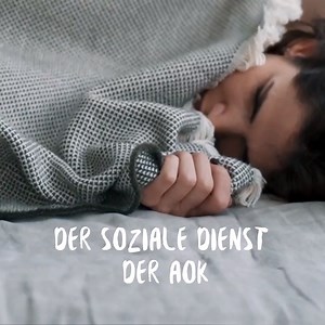 Eine plötzliche Krankheit kann einen ganz schön den Boden unter den Füßen wegziehen. Dank unserer Sozialpädagoginnen bleibt ihr mit euren Sorgen nicht allein. Eine von ihnen ist Alina Steinhauser und ihre Arbeit beschreibt sie so: „Der Soziale Dienst ist wie ein Lotse durch das Gesundheits- und Sozialsystem und dank unseres großen Netzwerks können wir schnell die notwendigen Maßnahmen vermitteln. Die Leistung ist für die Versicherten der AOK kostenlos und freiwillig. Wir haben für jeden ein offe