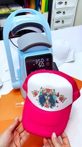 ¡Probando la nueva prensa automática para gorras HTVRONT A300 y estoy encantada! 😍 Hoy personalicé una gorra con sublimación y funcionó perfecto — colores vibrantes, transferencia limpia y un acabado profesional 🔥 Esta prensa es compacta, moderna y súper fácil de usar. Solo colocas la gorra, presionas el botón ¡y hace el trabajo por ti! 🙌 ✨ Disponible desde el 5 de noviembre ✨ Si te encanta el mundo de los personalizados o tienes un pequeño negocio, esta máquina puede ser una gran aliada. 💕 