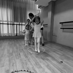 ✨ ¡Estas vacaciones, que tu niña/o brille como una verdadera estrella! ✨ Inscríbelo en las Clases Vacacionales de Ballet Clásico en Danzarte, donde aprenderá técnica, disciplina, expresión artística… ¡y mucho más! 👯‍♀️ Clases divertidas, creativas y llenas de magia 🎵 Profesores especializados 🌟 Preparación para la Gran Gala de Fin de Vacaciones, un espectáculo inolvidable donde los estudiantes demostrarán todo lo aprendido sobre un escenario profesional. 💫 ¡Dale la oportunidad de vivir una e