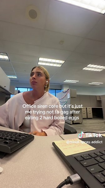 Emma Chamberlain在西好莱坞的办公室风格