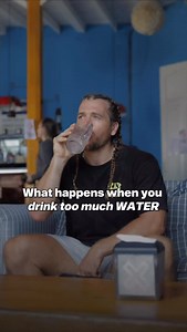 Too much water is toxic 👇 🔄 Share this with someone who needs it 1️⃣ Water overload is real – Dilutes sodium in your blood – Causes headaches, nausea, brain fog 2️⃣ When to drink – 1-2 glasses right after waking – 1 glass 30 mins before meals – Sip during meals, don’t chug – Hydrate between 2-4pm for energy 3️⃣ How much you actually need – Body weight (kg) x 0.033 = liters per day – Adjust for activity and climate – Thirst is your best guide 4️⃣ Signs you’re overhydrating – Clear urine all day