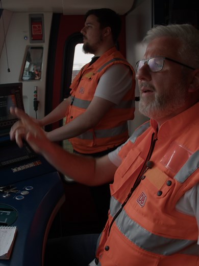 Jens und Justin sind keine normalen Kollegen - aber seht selbst. By the way: Berlin hat jetzt eine neue S-Bahn Strecke. Die S15 fährt zwischen Hauptbahnhof, Wedding und Gesundbrunnen. Wer ist sie auch schon gefahren? #DeutscheBahn #SBahn #Berlin #fyp