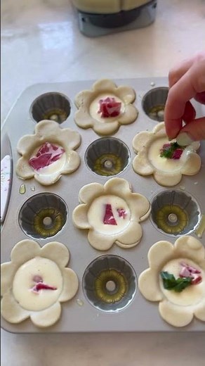 Adorable Flower Mini Quiches – Easy Easter Brunch Recipe! 🌸🥚