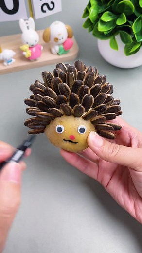 Cute Pine Cone Hedgehog Craft #hedgehogcraft #pineconeart #naturecraft #fblifestyle | paper craft ideas