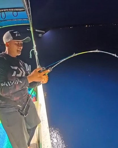 Sambaran ganas jigging laut dalam dimalam hari... berani coba??? Tackle set : Rod tridentech silver rays limited sj 5s Reel daiwa saltiga 15 hl sj Pe 3 tridentech limitless Leader 60lb tridentech acullon #hantulautfishingmanado #feelalive #watermanspirritwarior #jigging | Anto Hantu Laut