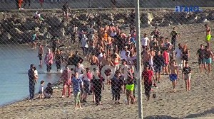 Marruecos está invadiendo Ceuta con miles de asaltantes por la inacción cobarde y criminal del Gobierno que ha rendido nuestra frontera sur. Exigimos el despliegue del ejército y la expulsión de los invasores. Mañana me desplazaré a Ceuta para apoyar a nuestros compatriotas 💪🇪🇸 | Santiago Abascal