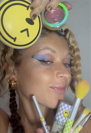 This look may cause spontaneous smiling 😊 @nicmarilyn bringing all the fun with our Revolution | S.W.Smiley collection💜 #SWSmiley #newlaunch #crueltyfree #revolutionbeauty