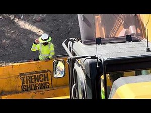 Open trench - Hand signals to the operator. Excavator: Caterpillar 374F - 7/26/2023
