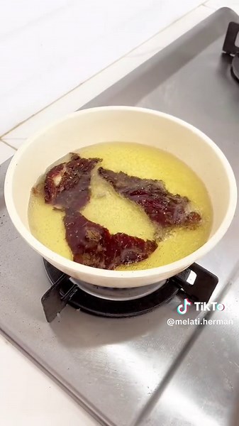 Dendeng kering manis,olahan pamungkas kalo stok daging idul adha masih banyak di kulkas,ini tahan lama bgt kalo di stok di kulkas sih😁 Bahan : 500 gr Daging sapi 5-6 butir Bawang putih 2 keping Gula jawa/merah (80-100gr) 2 sdm Ketumbar 2 jempol Lengkuas 1 sdm Garam 1 sdt Penyedap 1 sdt Merica 1 bulat Asam jawa Selamat nyoba resepnya,semoga suka 🥰 #dendengsapi #dendengkering #dendengdagingsapi #dendengdaging #dagingsapi #iduladha #iduladha2023 #resepbymelatiherman #melatiherman #idemasak #idema