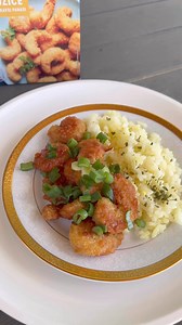 Ako volite kozice ovaj recept ćete obožavati. Sve je jako brzo gotovo, ukusno i hrskavo. Birala sam @ledobih kozice u hrskavoj panadi koje sam zapekla u rerni par minuta samo i dodala kuhanu rižu. Vjerujem da će vam se svidjeti❤️ 🌸Hrskave kozice u panadi🌸 1 pakovanje kozica @ledobih 60 gr riže 1 crveni luk 1. Dok kozice pečete u rerni luk dinstate 3 minute. Dodate vode u tavu, rižu i skuhate je. Kozice sam prelila čili sosom i mladim lukom. Prijatno ❤️ #mirisiizmajinekuhinje | Mirisi iz Majine