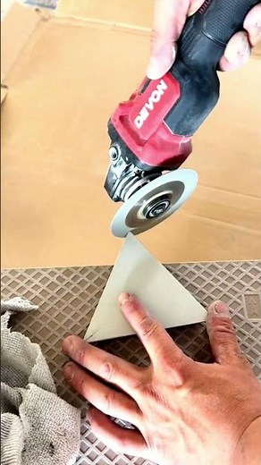 工で角を美しく仕上げる高級タイル施工
