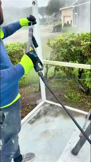 Why a Proper Pool Cage Restoration Makes All the Difference