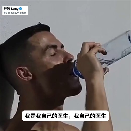 每天中午晒太阳20-30分钟，竟然能直接提升睾酮、雌激素，还增加「生物吸引力」？重点是：这不是靠维生素D，而是通过一条几乎没人讨论的皮肤-大脑-性腺轴。研究人员找来9名男性和10名女性，让他们穿短袖短裤，在正午阳光下站25分钟（无遮阴、无墨镜）。之后抽血检测，结果发现：同一天内，血液中数百种蛋白质发生显著变化，呈现出睾酮、雌激素、孕激素信号通路全面上调的完整蛋白质组特征。男女都一样，只需一次暴露。动物实验更直观：给小鼠每天进行相当于正午UVB的亚红斑剂量照射（不会晒红或灼伤的剂量），持续8周。结果：接受UVB照射的雄性小鼠，对雌性小鼠的吸引力明显增强。不是因为外表变了，而是气味变了。UVB提升睾酮后，皮肤和汗液中信息素分泌增加，雌性在偏好测试中更主动接近、停留时间更长。反过来，UVB处理的雌性小鼠也会引发雄性更强的求偶行为（更快接近、更高接受度）。同时，UVB处理组雄性小鼠的焦虑水平下降，这与β-内啡肽释放有关——也就是很多人晒太阳后感到“莫名愉悦”的物质。【核心机制是什么？】UVB照射皮肤 → 激活p53蛋白（被称为“基因组守护者”的关键蛋白）→ 皮肤细胞释放信号分子进入血液 → 直