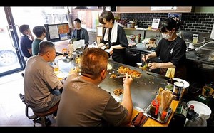 【日本美食】超级女大厨！超群的铁板烧技巧！大受欢迎的大众御好烧店