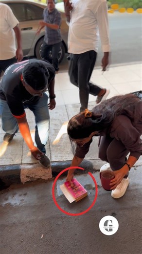 Glam Affairs on Instagram: "Jacqueline Fernandez apne confidence aur cool attitude ke liye jaani jaati hain 😎 Kabhi kabhi unexpected moments bhi style statement ban jaate hain ✨ Grace ke saath handle karna — that’s her real power 💫 #JacquelineFernandez #BollywoodStyle #OopsMoment #ConfidenceQueen #CelebrityVibes #DivaEnergy #StyleIcon #BollywoodGlam Jacqueline Fernandez style, Jacqueline Fernandez viral moment, Bollywood fashion, celebrity confidence, Jacqueline Fernandez attitude, Bollywood d