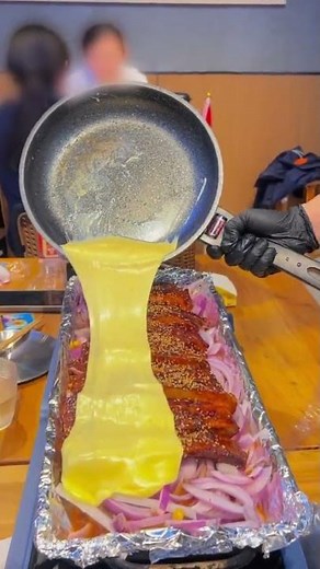 The process of spreading mozzarella cheese on delicious and tasty food is simple and fast.