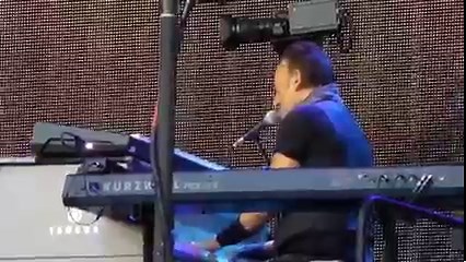 "The Promise" canción escrita por Springsteen originalmente considerada para el álbum Darkness On The Edge Of Town, lanzada finalmente en The Promise en 2010.Una grabación de la canción en 1999 fue lanzada en la colección 18 Tracks en 1999.The Promise se tocó en vivo entre 1976 y 1978 con algunas variaciones de letras, y también se tocó ocasionalmente en giras desde 1999 en adelante.La versión que os presento hoy pertenece al concierto del 25 de Junio de 2016 en el Ullevi de Goteborg en Suecia,p