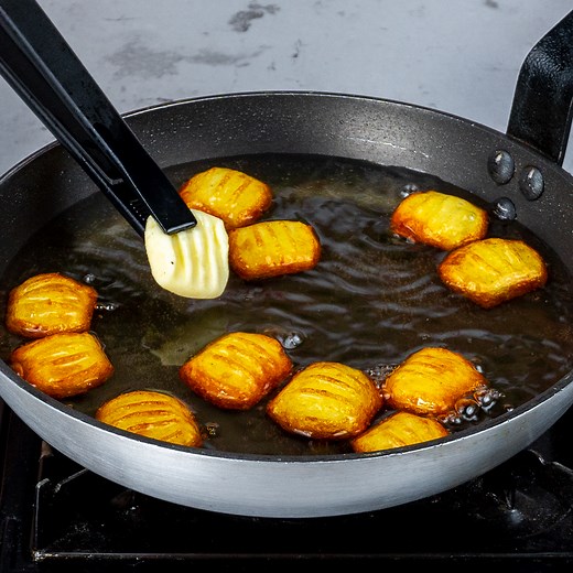 344K views · 4K reactions | Per questo adoro le patate! Antipasto che mi salva in ogni situazione Ingredienti: patate - 400 g acqua - 2 l BOLLIRE 30 minuti acqua fredda - 1 l sale - 5 g pepe nero - 5 g farina - 15 g amido di mais - 20 g | Saporito.tv | Facebook